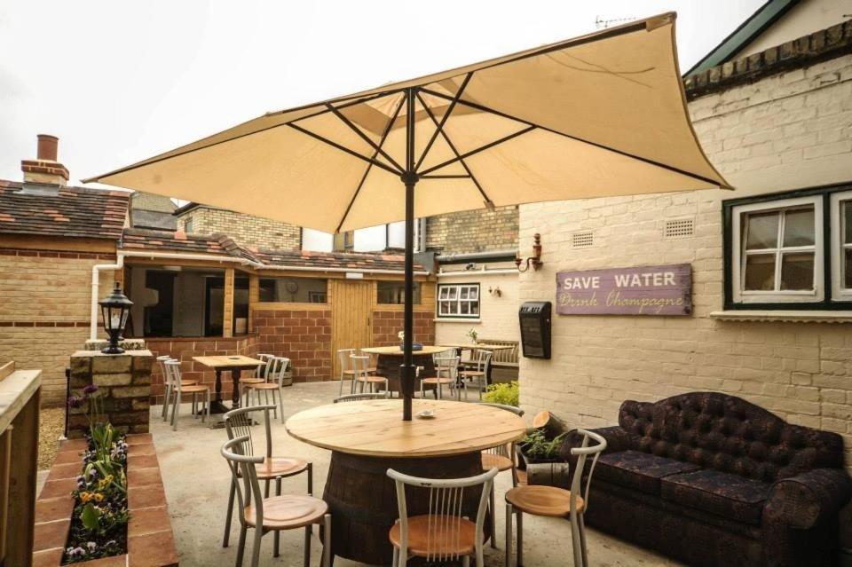 The Carpenter'S Arms Hotel Cambridge  Exterior foto